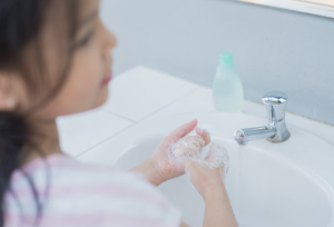 anak kecil cuci tangan