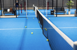 merawat lapangan padel